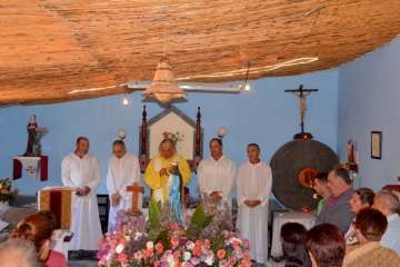 Un vecino echa un cable para la misa en Tecén (Foto Francisco J. Santana)